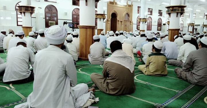 Here’s a photo from this year’s Ramadhan Roha at Dar al Mustafa led by Habib Omar. On the left is Habib Kadhim taking a …