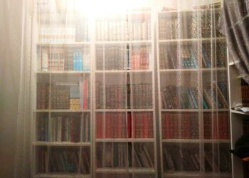 Just look at how it’s kept!

What a pleasure to be tucked in this loft in Birmingham, in a bedroom of my former scholar …