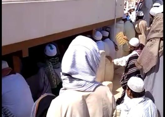 See that boy that flapping the fan?

This was the funeral of probably to most loved man in Tareem in recent times. He pa…