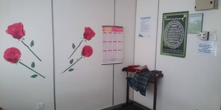 The flowers are not what I would go for but God bless those who put effort. Saw this recently at the musalla at Taman Ja…