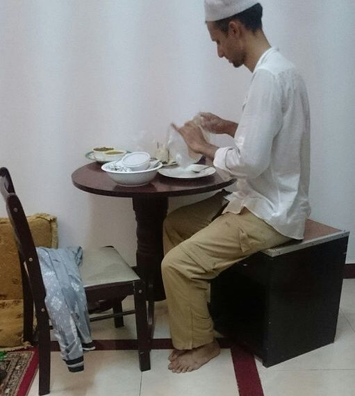 This is a picture about how to manage when there’s not enough chairs. Take the bedside drawer, ignore the wooden cracky …
